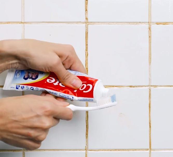 An useful tip for cleaning bathroom or kitchen tiles