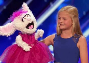 12 годишно девојче пее со затворена уста