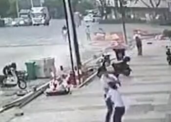 ВИДЕО: Спасил девојче додека паѓало од зграда, прогласен за херој!