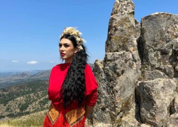 Бојана Скендеровски со преработката на една од најубавите македонски песни „Море сокол пие“ како честитка за Илинден