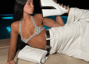 Горен дел кој едвај ги покрива градите, бело здолниште и гломазни потпетици – Дуа Липа вчера го прослави својот 27. роденден