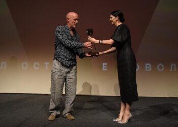 Костадиновска-Стојчевска му ја додели наградата “Златна камера 300” на Џон Метисон