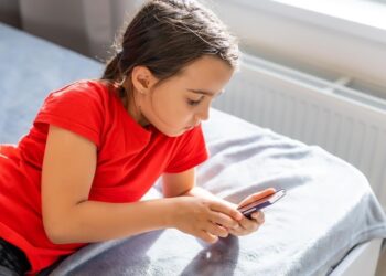 дете со телефон