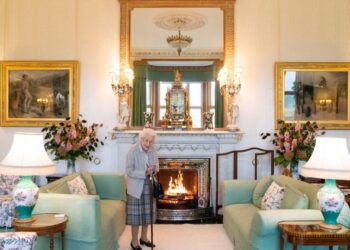 Последната фотографија од кралицата Елизабета предизвика голема загриженост (ФОТО)