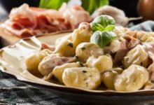 Пилешко со њоки во сос од сенф и павлака