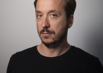 Се отвора изложбата „Лаењето на облаците не ги повредува кучињата“ на Дритон Селмани во МСУ – Скопје