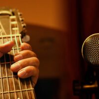 guitar-4231782_1920-1400×933