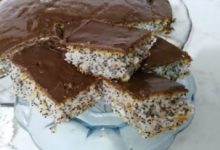 Торта со афион и јогурт прелиена со чоколадо