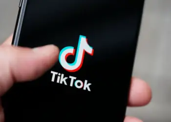 Европскиот парламент ќе го забрани TikTok на телефоните на вработените