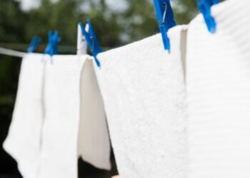 Трик за брилијантно бели алишта! Потребни ви се само 2 состојки кои веројатно ги имате дома