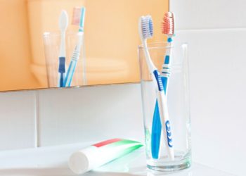 Дали треба да ја намокриме четката пред да ја нанесеме пастата? Еве што велат стоматолозите