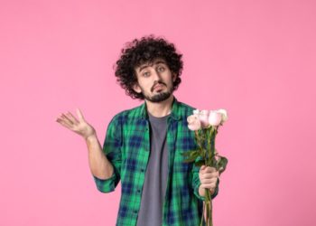 Црвена значи љубов, сина лојалност а белата почит! Еве што симболизираат боите на цвеќињата кои им ги подарувате на дамите за 8-ми март и во која рака се носат