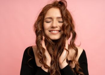 Дали треба да ја чешламе косата кога е мокра или сува?