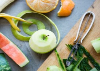 Овие овошја и зеленчуци никогаш не треба да ги лупите, бидејќи ги фрлате витамините