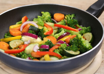 Зеленчук кој треба да го избегнуваме за вечера: Оставете ги овие 8 намирници за други делови од денот