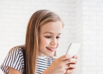 Психолозите осум часа им ги одзеле телефоните на децата, резултатите биле изненадувачки