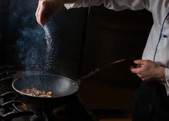 Го пресоливте јадењето? Еве неколку трикови кои можат да го спасат тоа