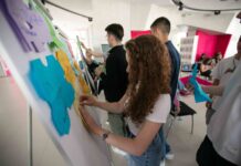 Младите заземаат став против говорот на омраза на интернет