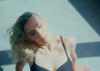 Македонската естрада вибрира на нова „ФрЕкФеНцИјА“ – Sarah Mace со нов, свеж вајб, песна и видео запис