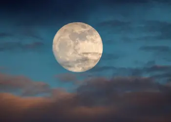 Од проблеми на работа, до заљубување и преселување! Еве како полната месечина влијае на вашиот хороскопски знак