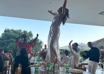 Џенифер Лопез го прослави својот 54 роденден качена на маса! (ФОТО)