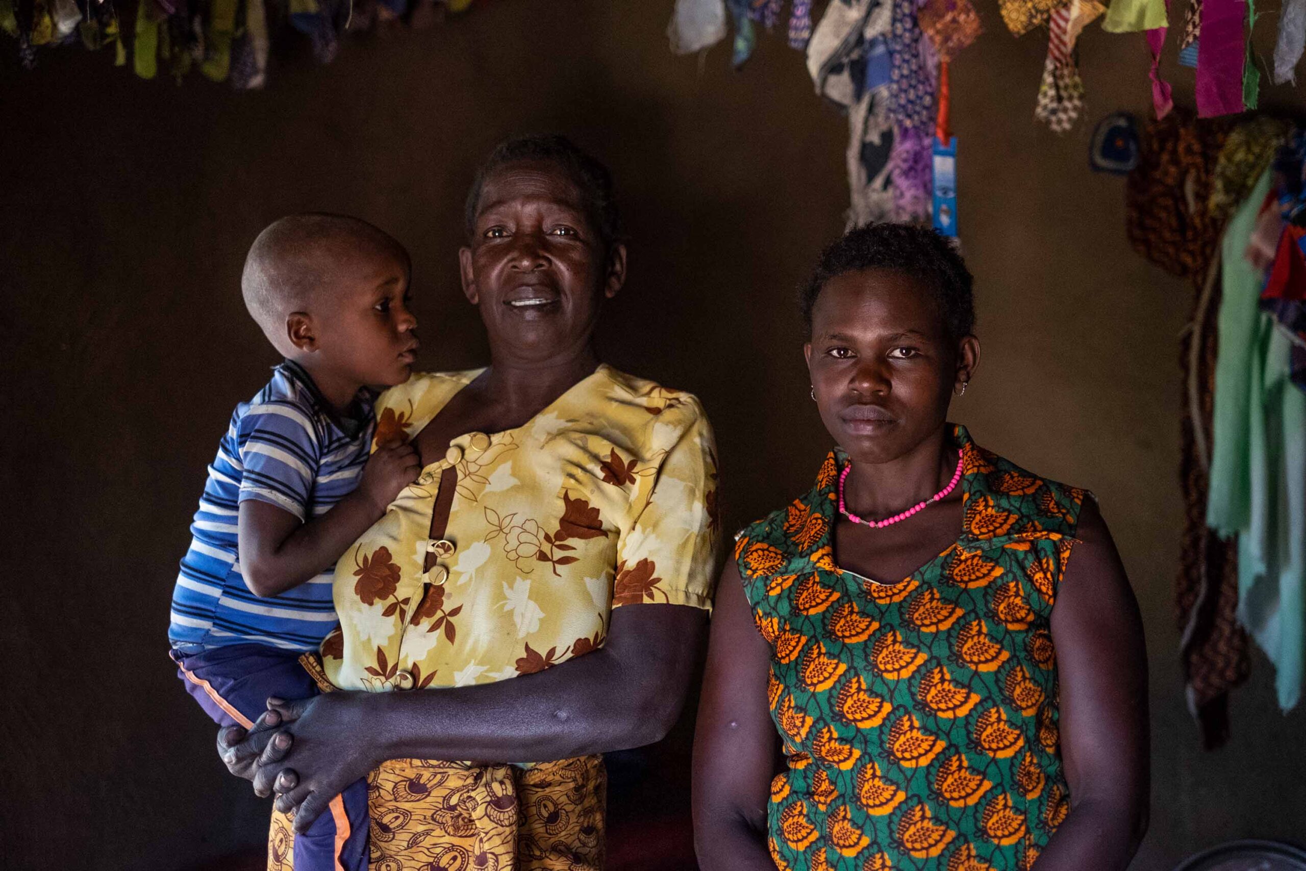 ZHenite vo Tanzanija se venchaat edna so druga scaled