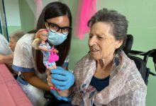 Kuklata Barbi kako terapija za patsientite so Altshajmerova bolest