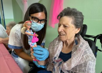 Куклата Барби како терапија за пациентите со Алцхајмерова болест! Психолог објаснува како помага во лекувањето на деменција