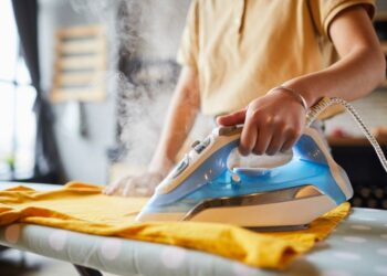 Многу луѓе не знаат за овој трик! Еве за што всушност служи врвот на пеглата – ќе ви го олесни животот (ВИДЕО)