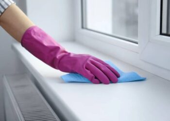 Исчистете ги ПВЦ вратите и прозорците со само едно овошје: Целосно ги отстранува трагите од жолти дамки и маснотии, еве како