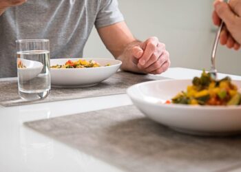 Три митови за пиење вода додека јадете