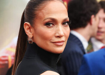 Го критикуваа нејзиниот аутфит, но не знаеја дека на неа носи 80.000 долари!