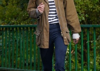 Кејт Мидлтон во фармерки и џемпер: Принцеза каква што не ја гледаме често (ФОТО)