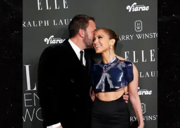 Џенифер Лопез повторно го привлече целото внимание: Фустанот откри премногу, градите и испаднаа, а Бен беше до неа (ФОТО)