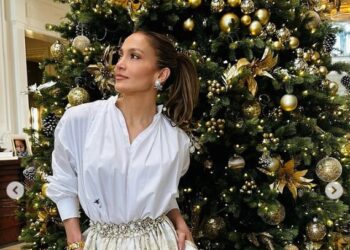 Џенифер Лопез покажа како ја накити елката: Блеска во празнично расположение (ФОТО)