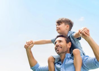 Овие 4 хороскопски знаци се татковците кои секое дете ги посакува