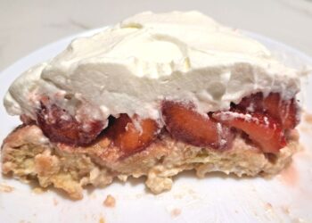 Торта со бисквити, јогурт и јагоди