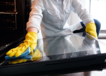 Како да ја исчистите вратата од рерната