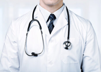 доктори со бел мантил