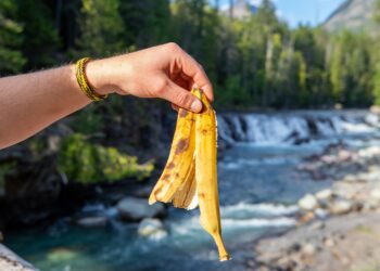 фрлање кори од банана