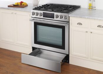 Повеќето луѓе погрешно ја користат фиоката под рерната – еве за што всушност се користи!