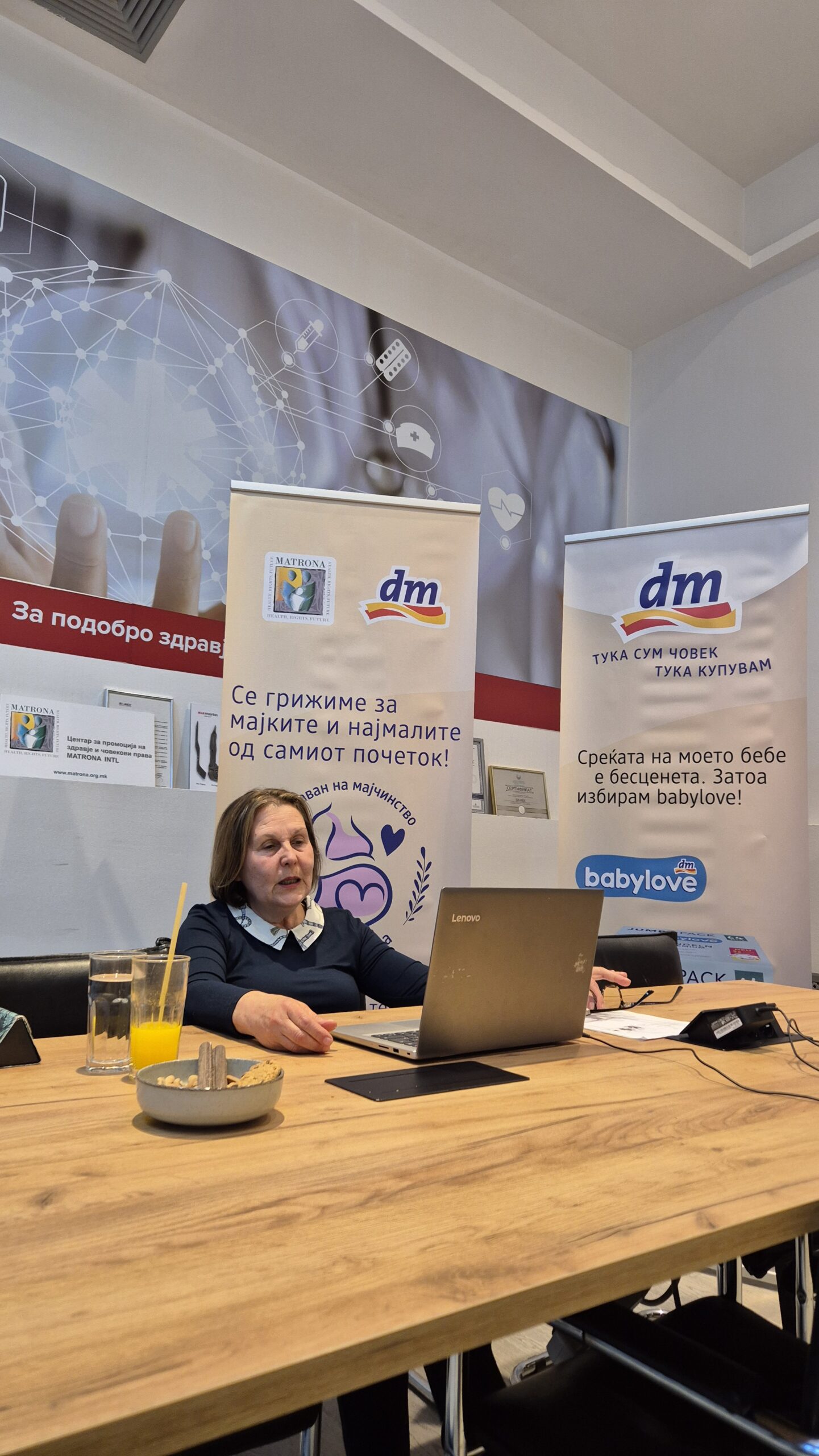 Повеќе од 260 учесници ја следеа онлајн обуката на dm и „Матрона“ за ран моторен развој кај децата