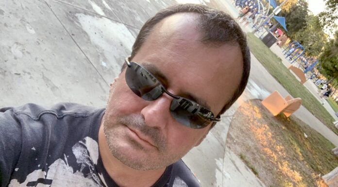 По 14 години Дарко Митревски повторно дома – со провокативен мастерклас на „Браќа Манаки“